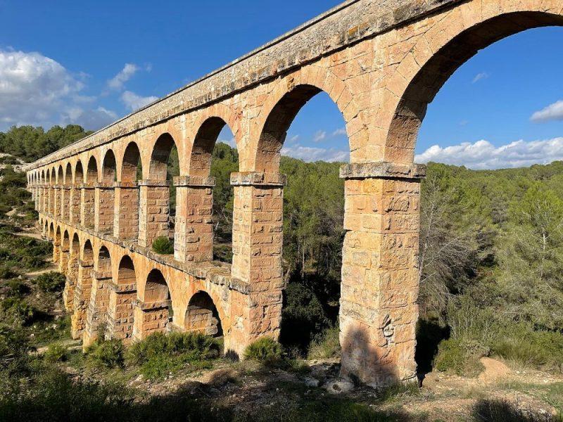 https://upload.wikimedia.org/wikipedia/commons/thumb/1/1f/Les_Ferreres_Aqueduct%2C_built_in_the_1st_century_AD_to_supply_water_to_the_ancient_city_of_Tarraco%2C_Spain_-_52635720275.jpg/1200px-Les_Ferreres_Aqueduct%2C_built_in_the_1st_century_AD_to_supply_water_to_the_ancient_city_of_Tarraco%2C_Spain_-_52635720275.jpg