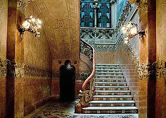 https://upload.wikimedia.org/wikipedia/commons/thumb/3/32/CasaNavas.Domenech-Muntaner-02.jpg/330px-CasaNavas.Domenech-Muntaner-02.jpg