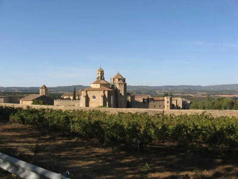 https://upload.wikimedia.org/wikipedia/commons/3/34/Monestir_de_Poblet.JPG
