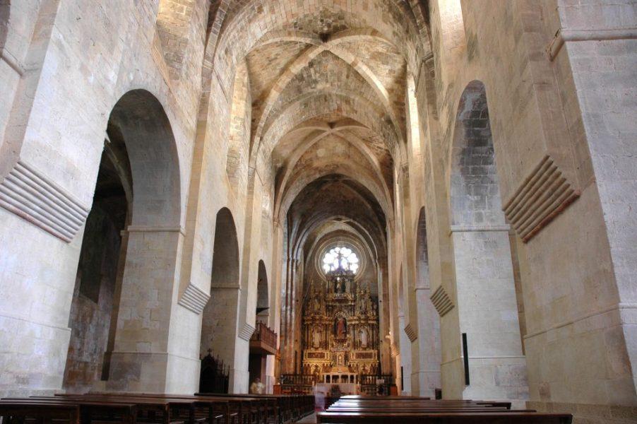 https://upload.wikimedia.org/wikipedia/commons/e/e7/Monestir_de_Santes_Creus_-_Interior_esgl%C3%A9sia.JPG
